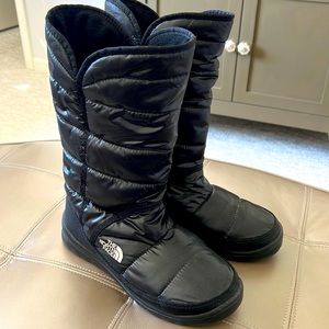 North Face nylon and fleece pull on winter snow boot - size 8